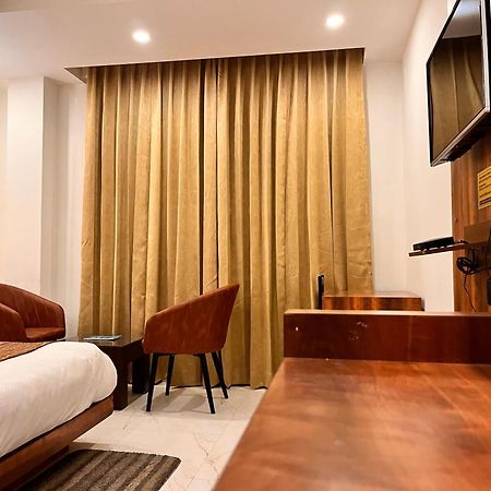 Hotel The Onix Dehradun Extérieur photo
