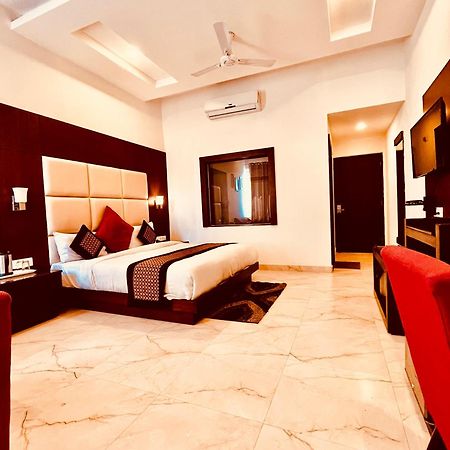 Hotel The Onix Dehradun Extérieur photo