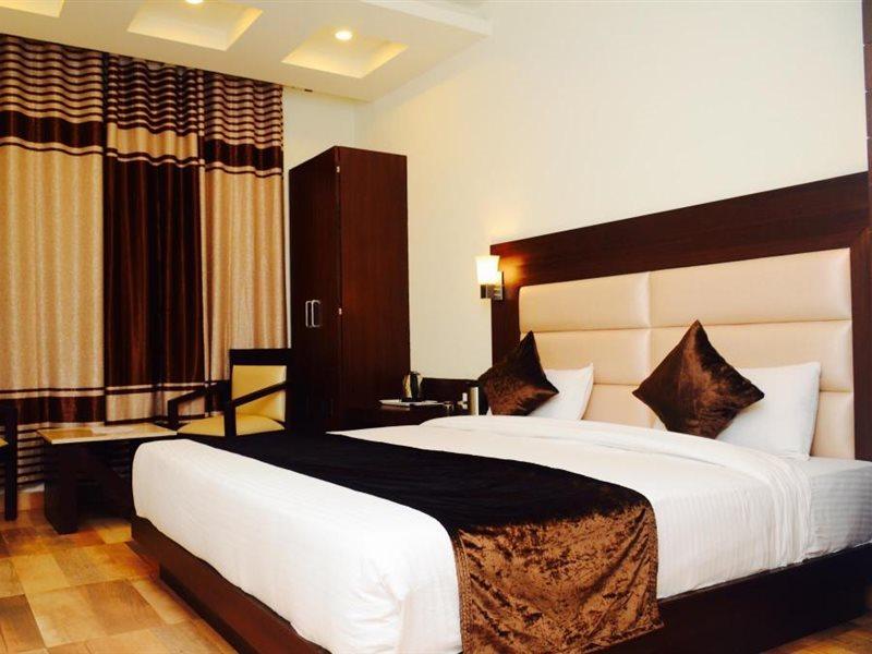Hotel The Onix Dehradun Extérieur photo