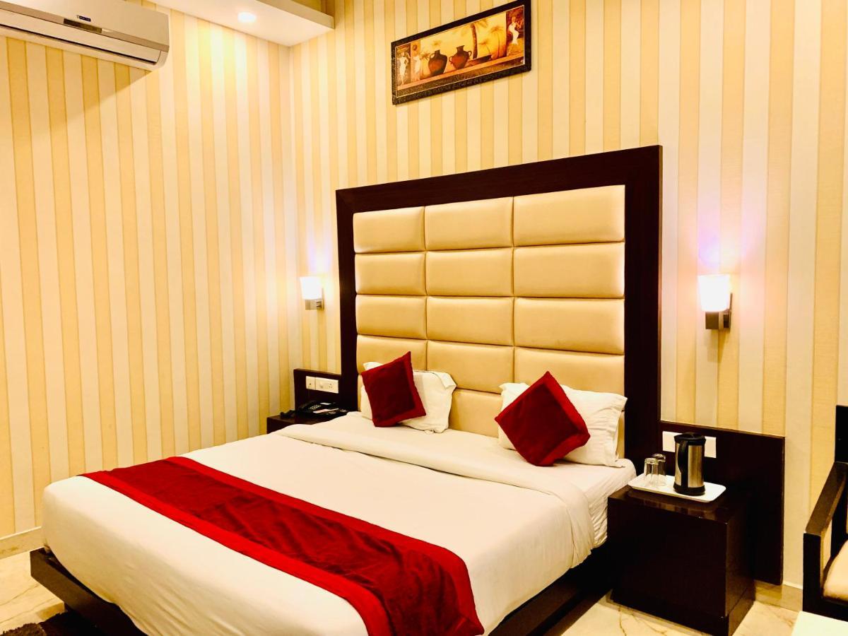 Hotel The Onix Dehradun Extérieur photo