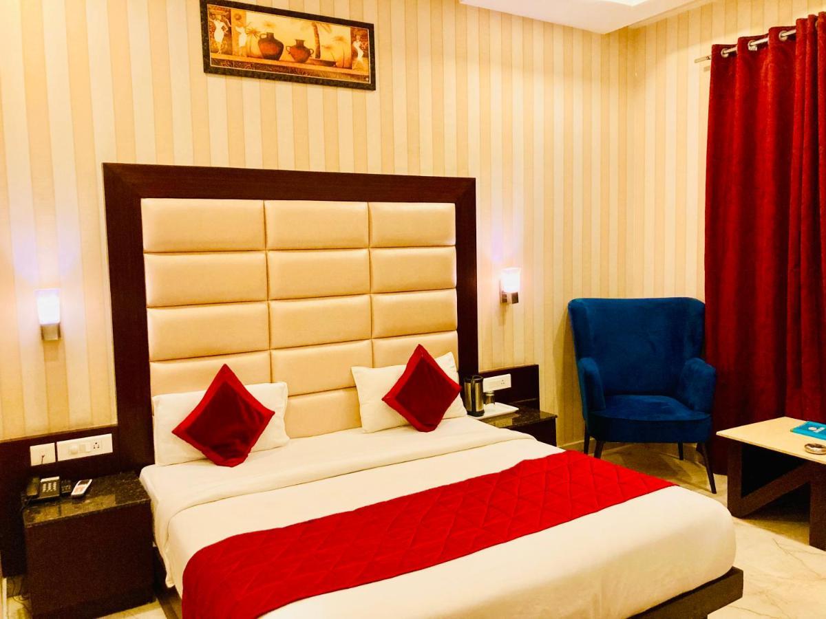 Hotel The Onix Dehradun Extérieur photo