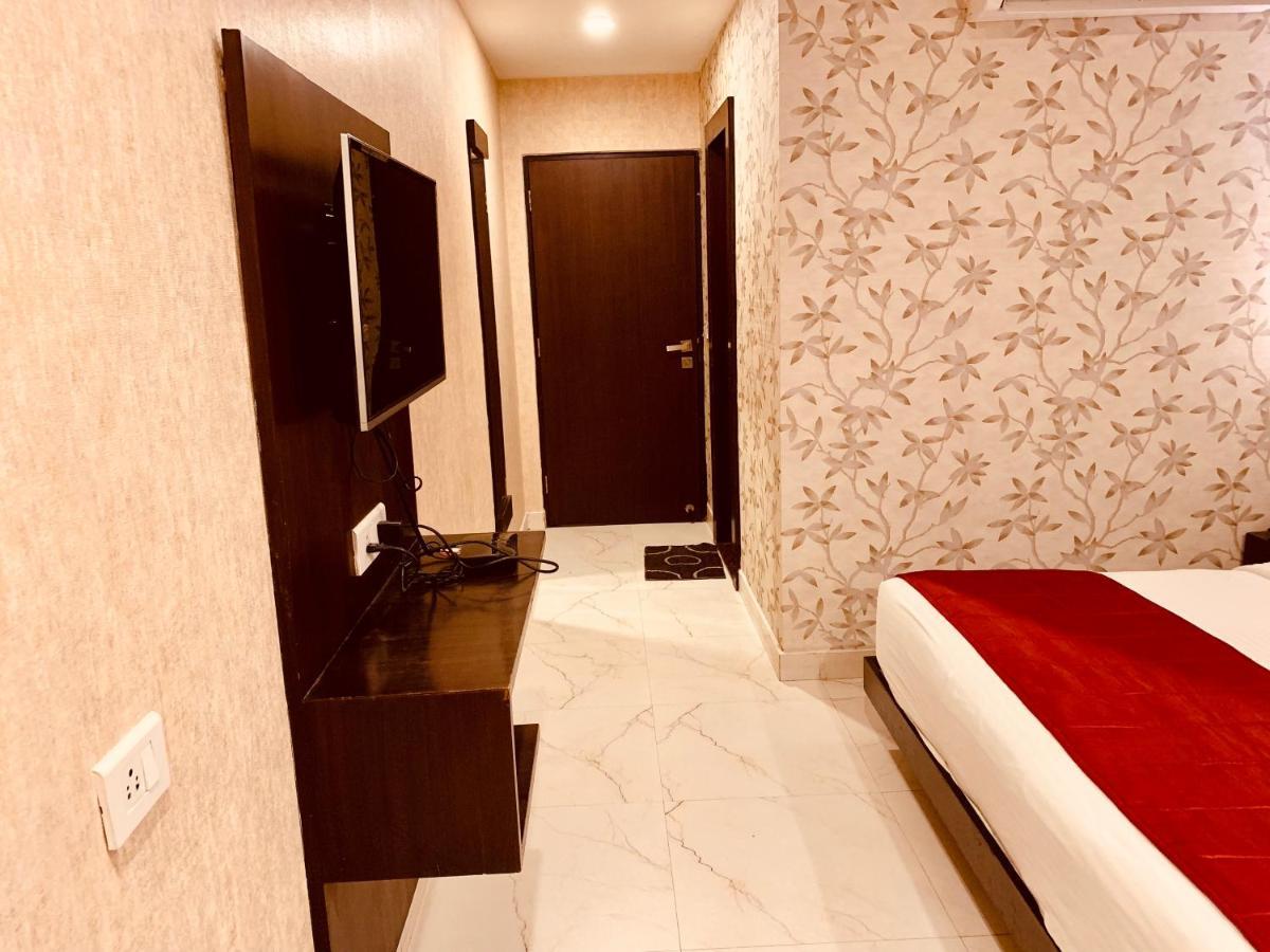 Hotel The Onix Dehradun Extérieur photo