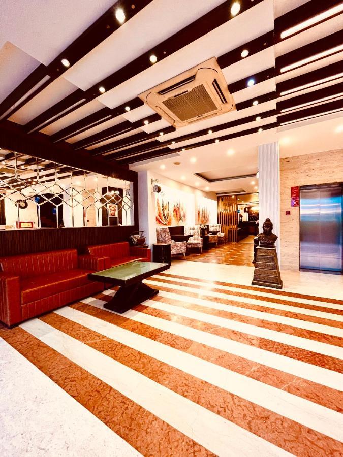 Hotel The Onix Dehradun Extérieur photo
