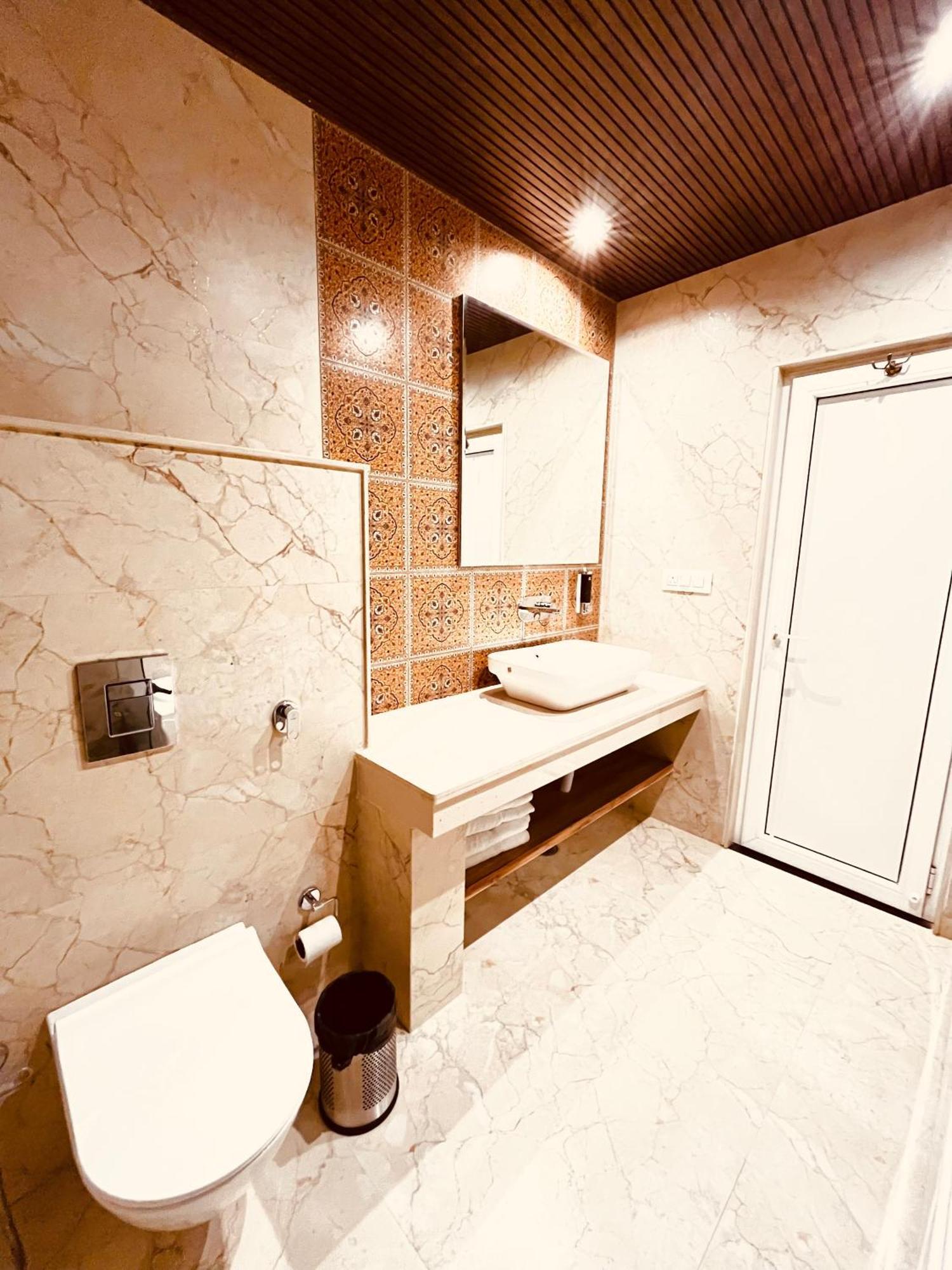 Hotel The Onix Dehradun Extérieur photo