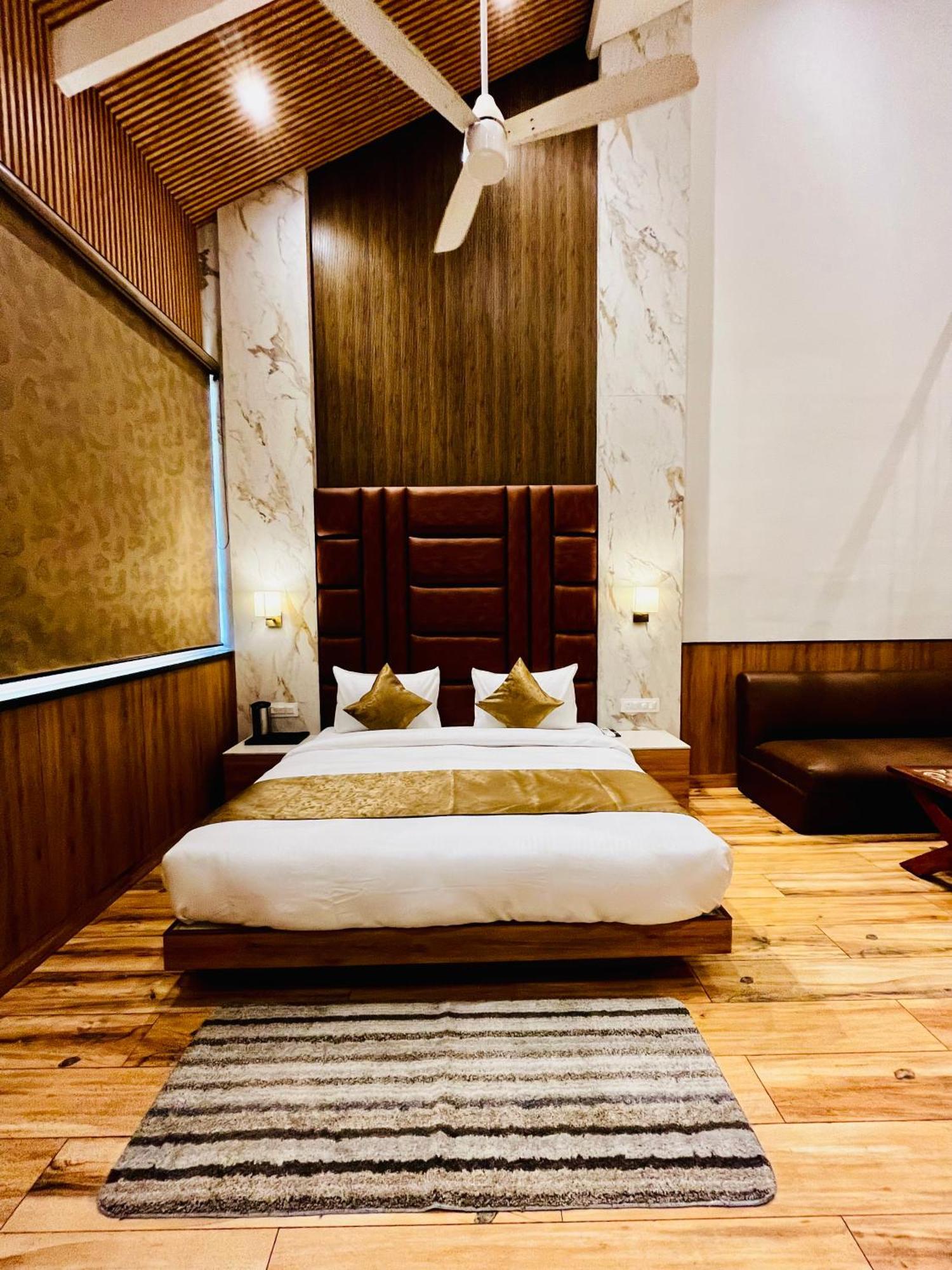 Hotel The Onix Dehradun Extérieur photo