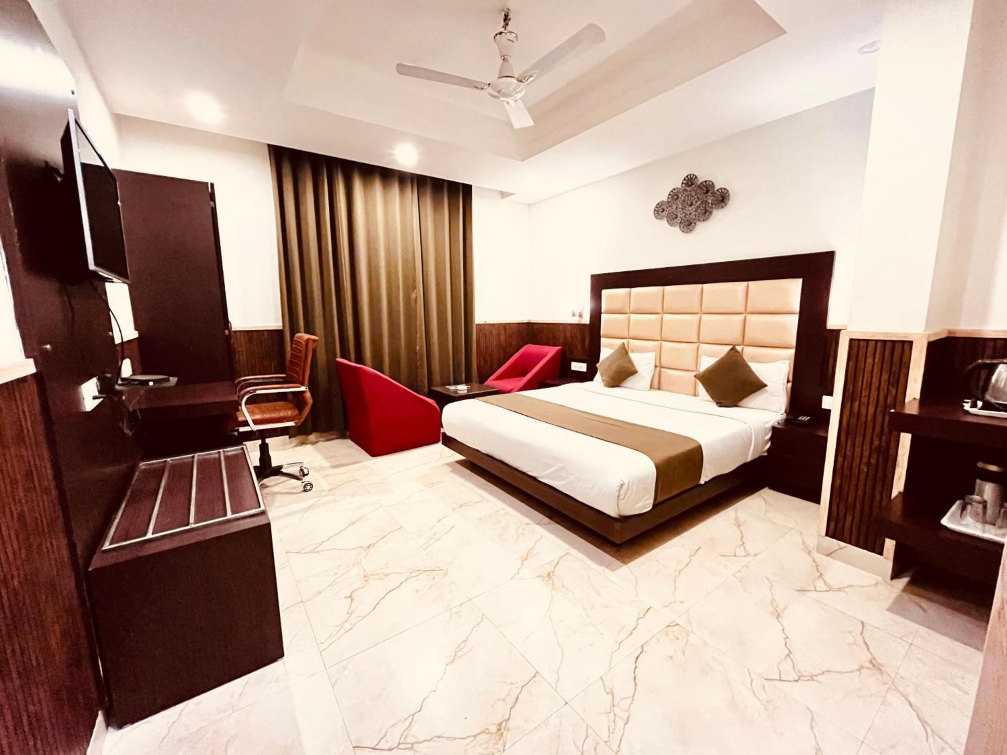 Hotel The Onix Dehradun Extérieur photo