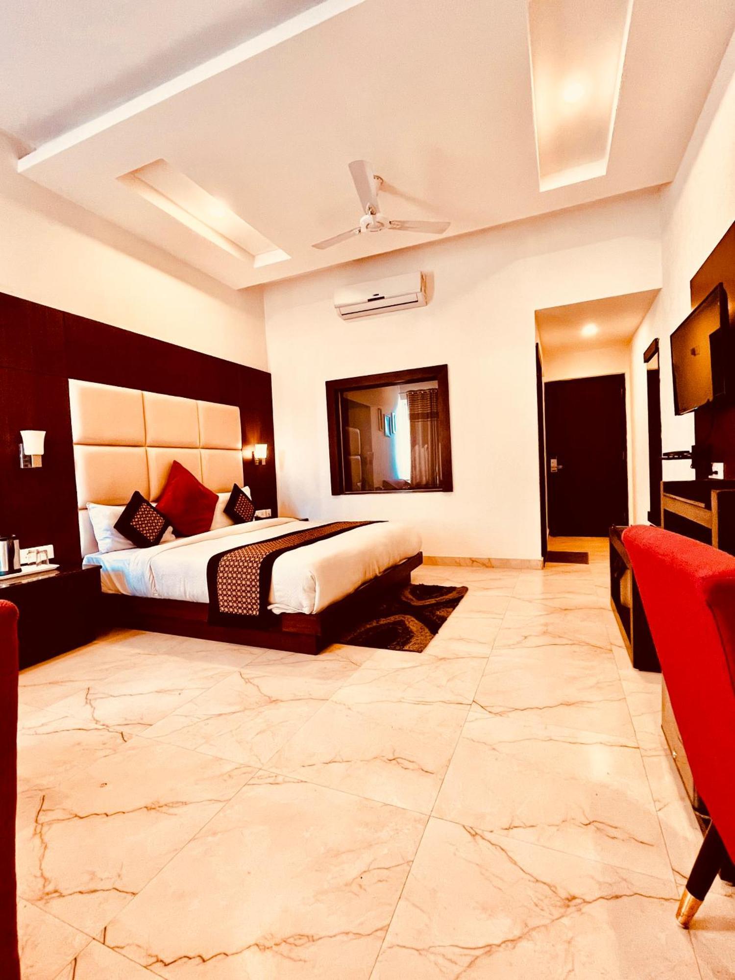 Hotel The Onix Dehradun Extérieur photo