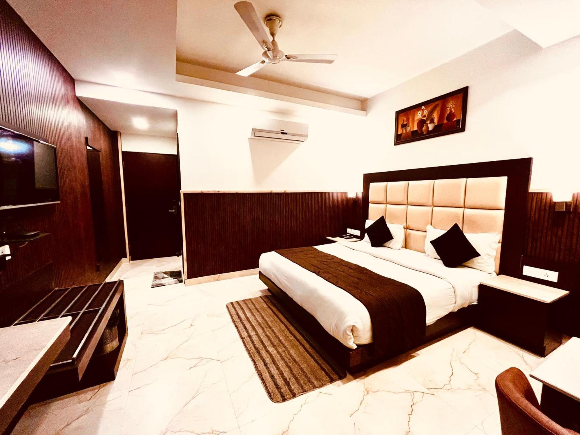 Hotel The Onix Dehradun Extérieur photo