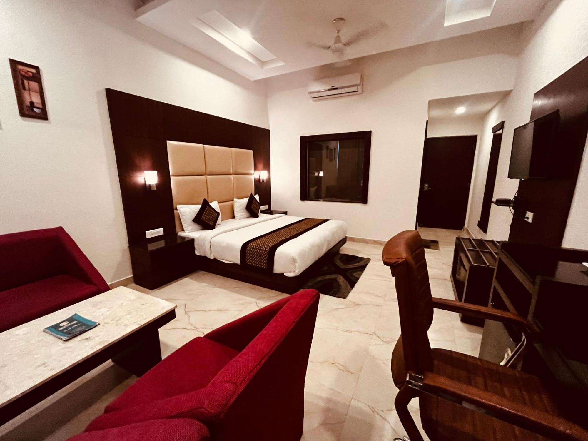 Hotel The Onix Dehradun Extérieur photo