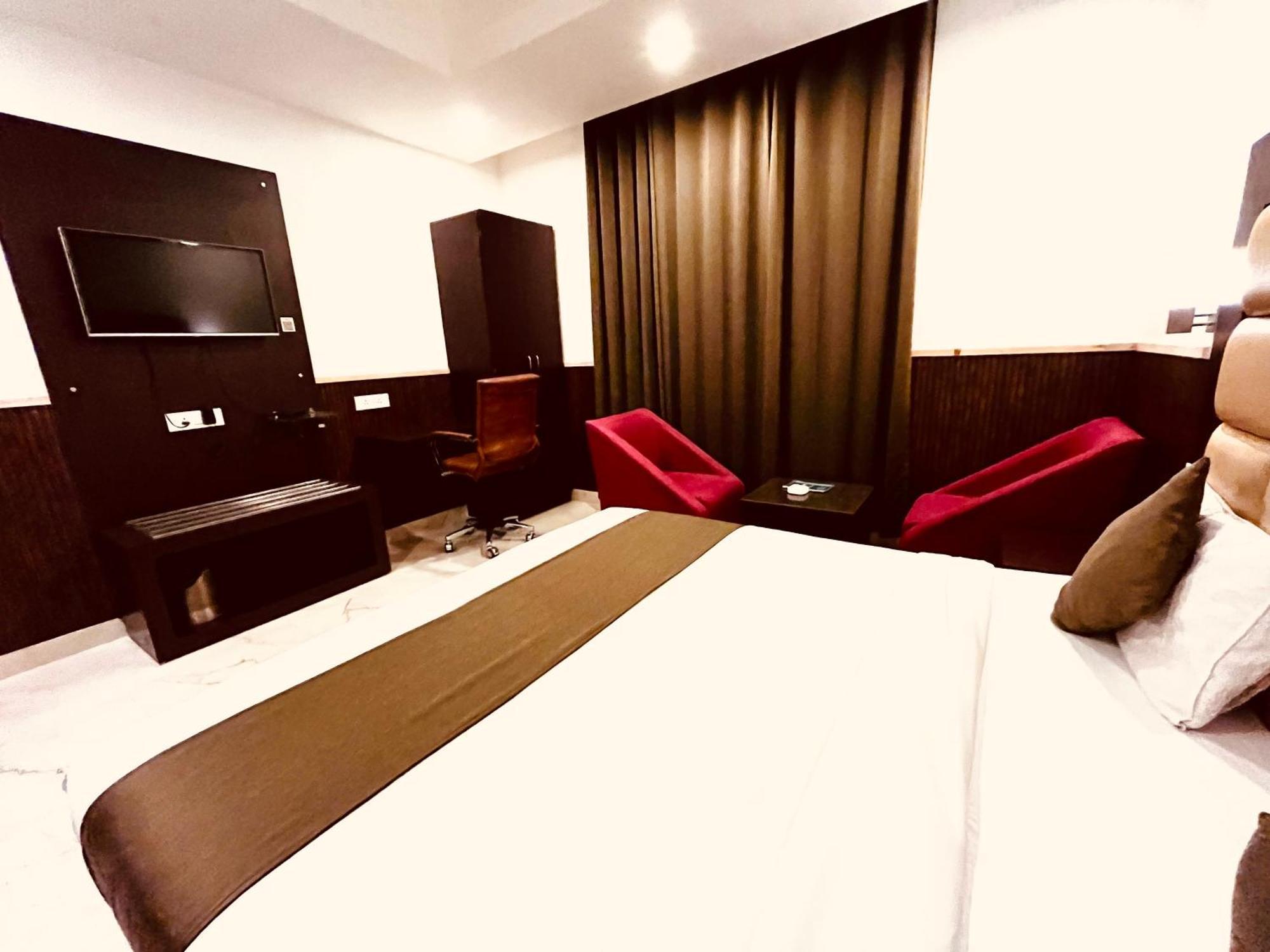 Hotel The Onix Dehradun Extérieur photo