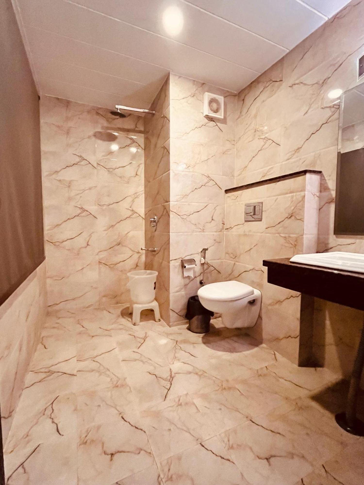 Hotel The Onix Dehradun Extérieur photo