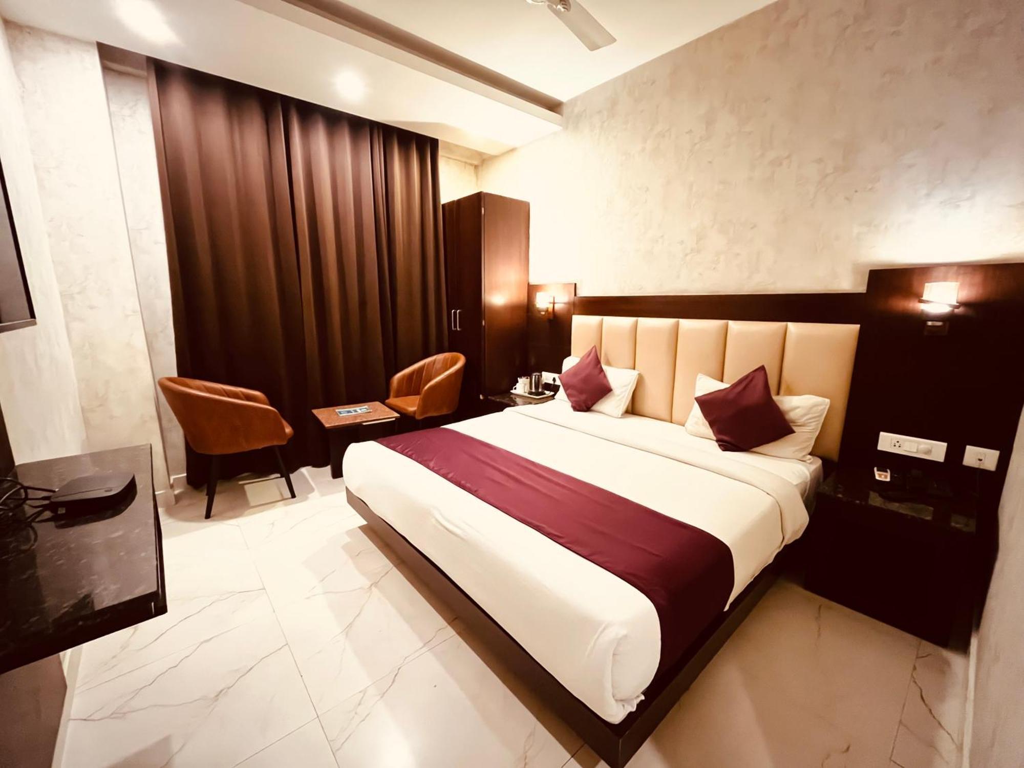 Hotel The Onix Dehradun Extérieur photo