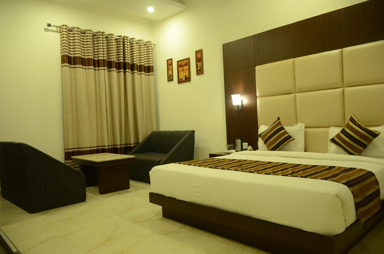 Hotel The Onix Dehradun Extérieur photo