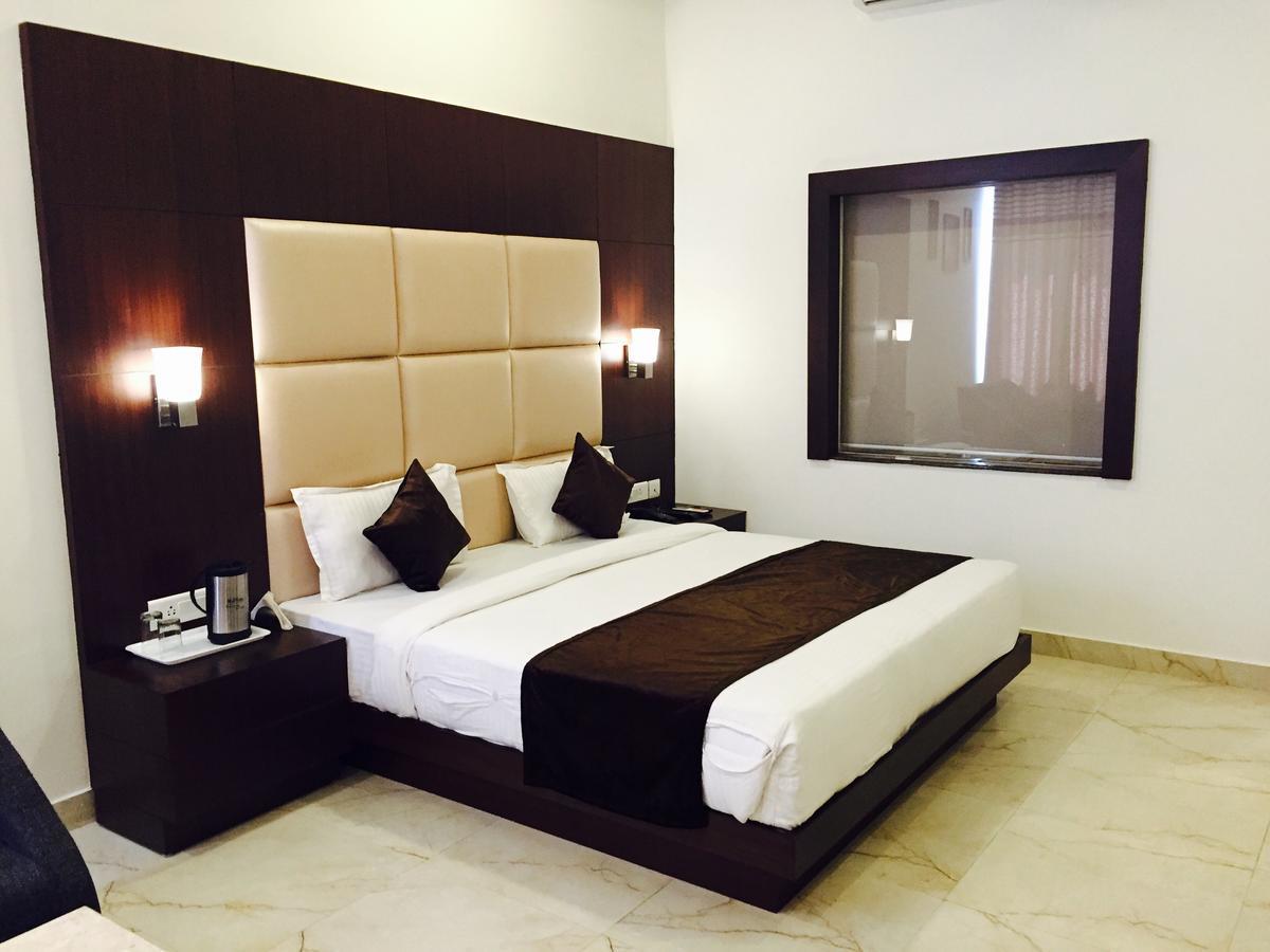 Hotel The Onix Dehradun Extérieur photo